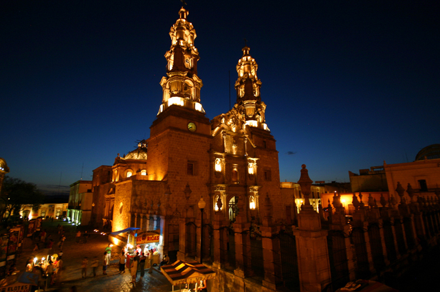 Bonita vista nocturna de la Catedral Basílica de Aguascalientes