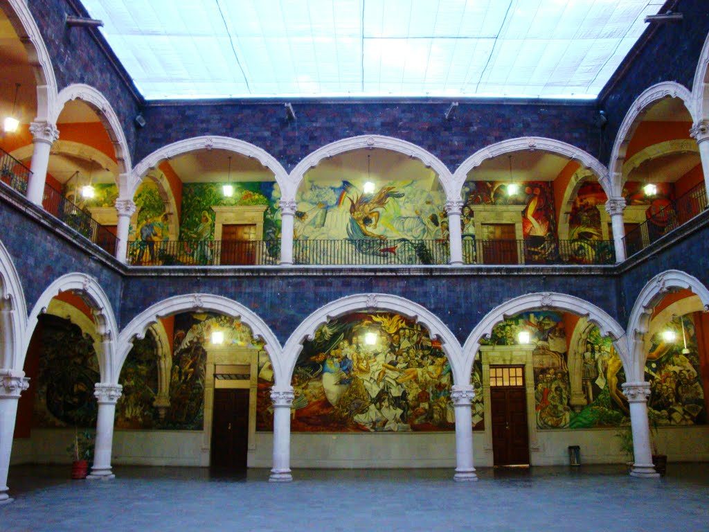 Interior del Palacio de Gobierno con sus pintorescos morales obra de Oswaldo Barra Cunningham, discípulo de Diego Rivera