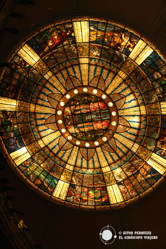 Vidriera del salón principal de Bellas Artes
