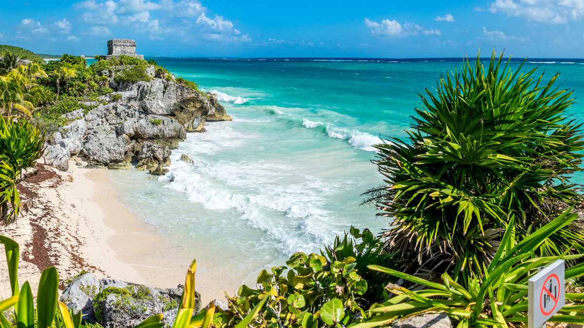 Playa junto a las ruinas mayas de Tulum