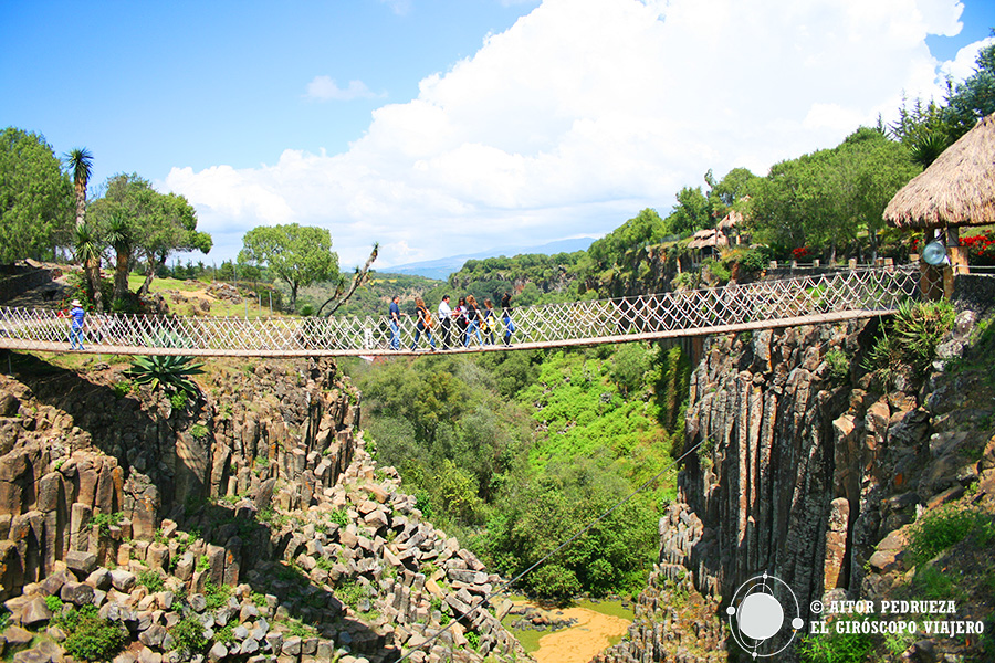 Puente en los prismas basálticos