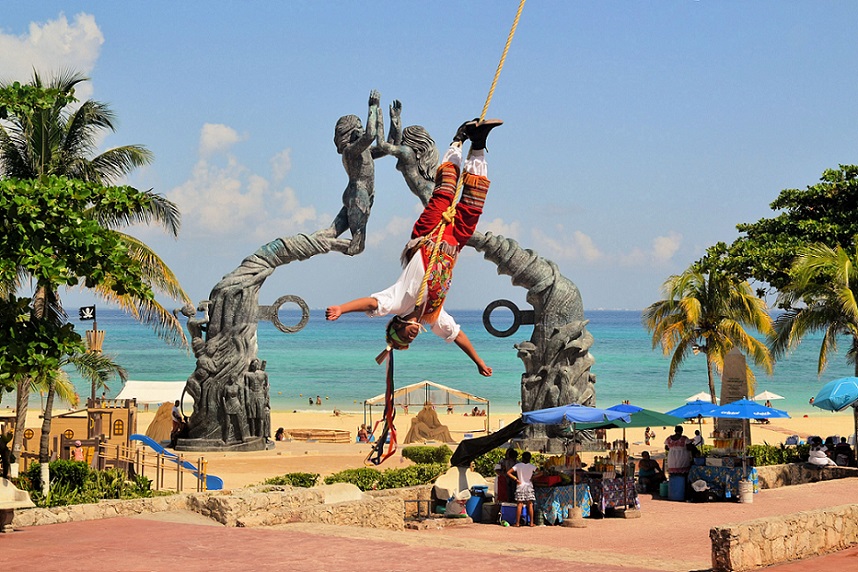 Voladores de Papantla en el Parque de los Fundadores de Playa del Carmen