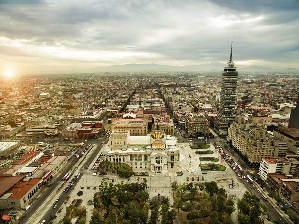 Vista área de Bellas Artes y la Torre Latinoamericana a vista de helicóptero