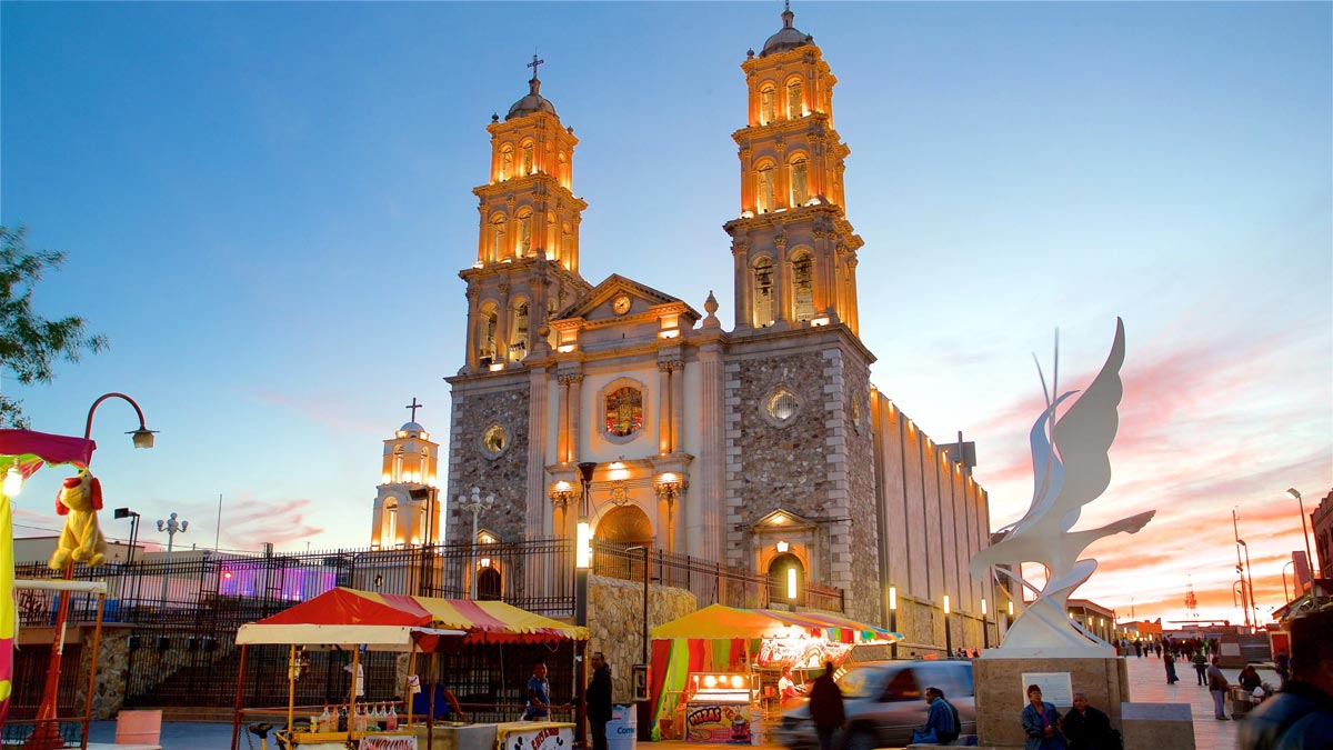  Catedral de Nuestra Señora de Guadalupe en la Plaza de Armas
