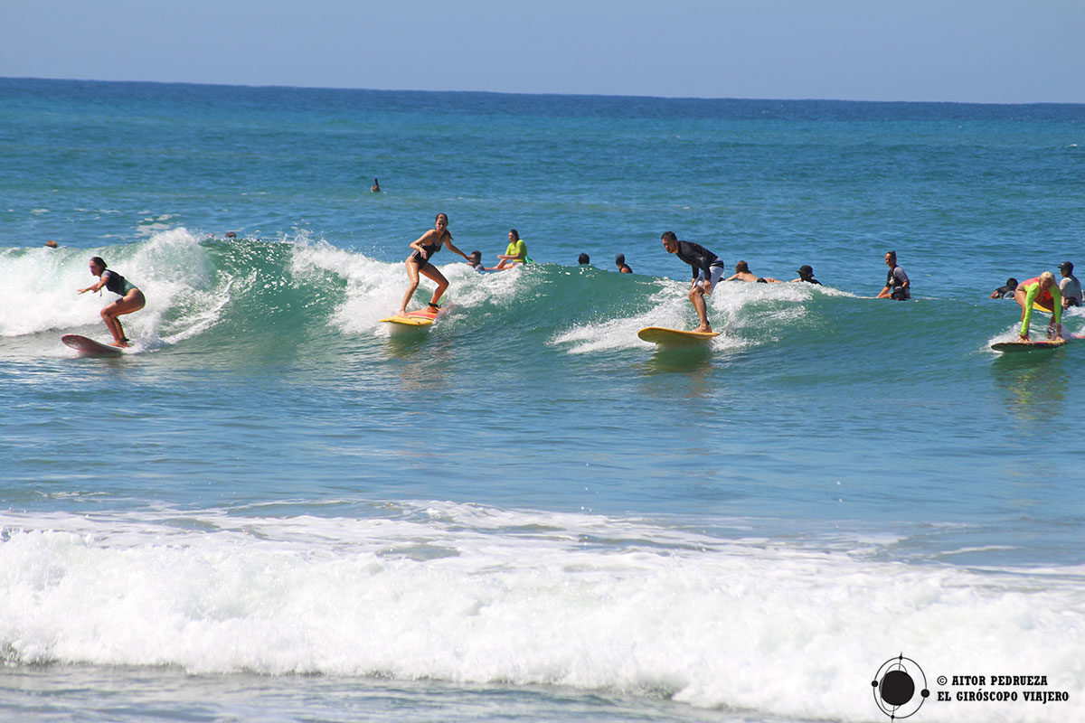 Aprendiendo a hacer surf en Playa Zicatela