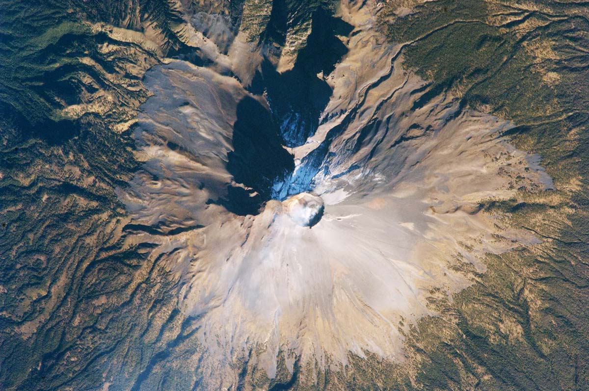 Vista del volcán Popocatépetl desde el aire