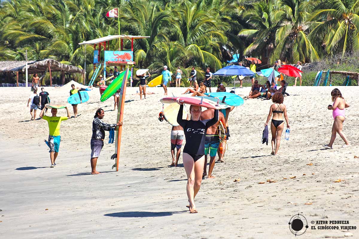 Surfers "peregrinando" en Playa Zicatela