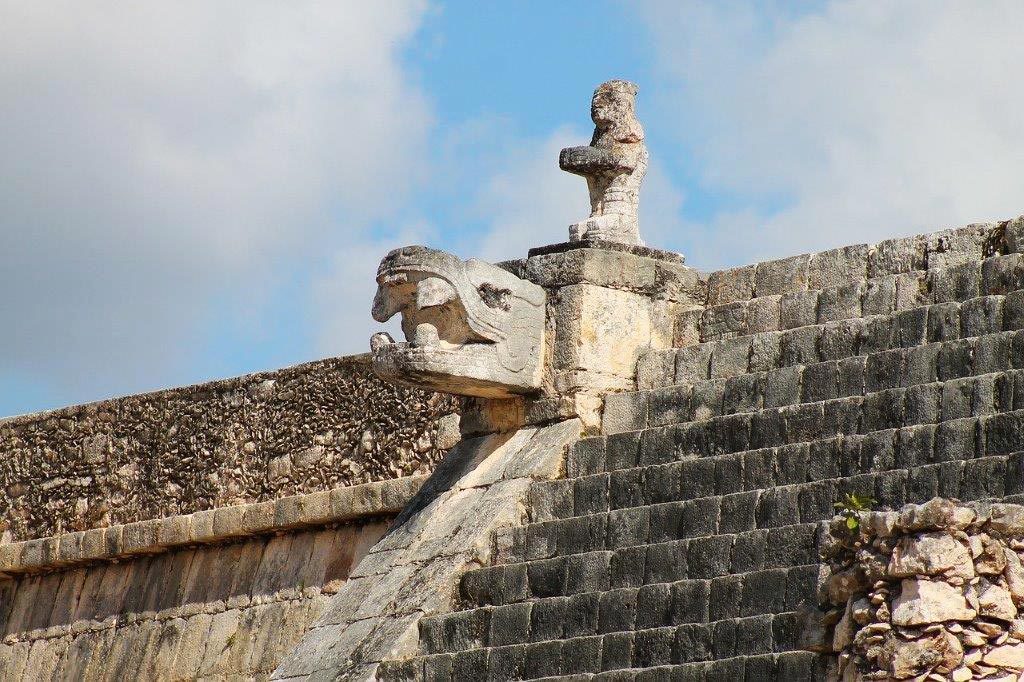 Detalle de la serpiente emplumada en la pirámide de Chichén Itzá