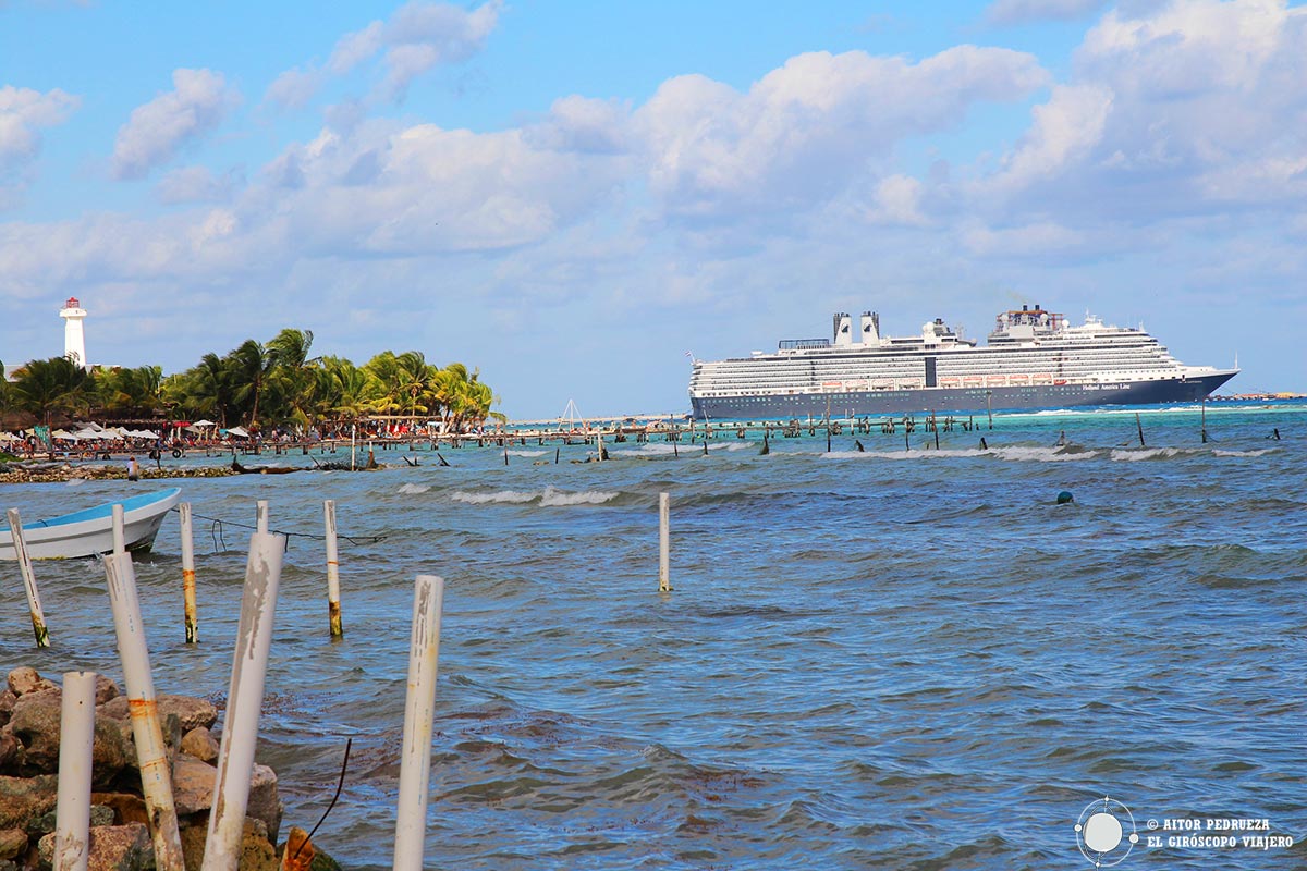 Fotografía de Mahahual con la terminal de cruceros al fondo