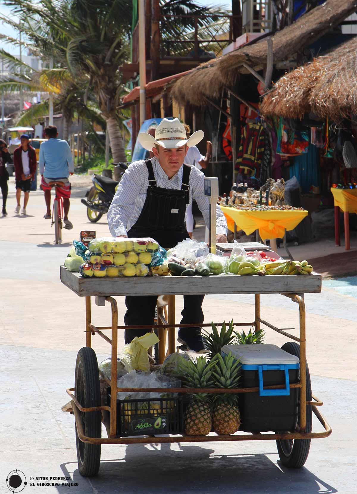 Menonita vendiendo fruta en Mahahual