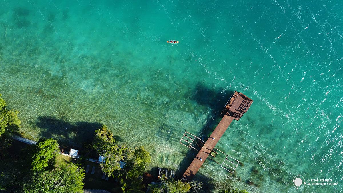 Navegar por las aguas de la Laguna de Bacalar es una de las mejores actividades