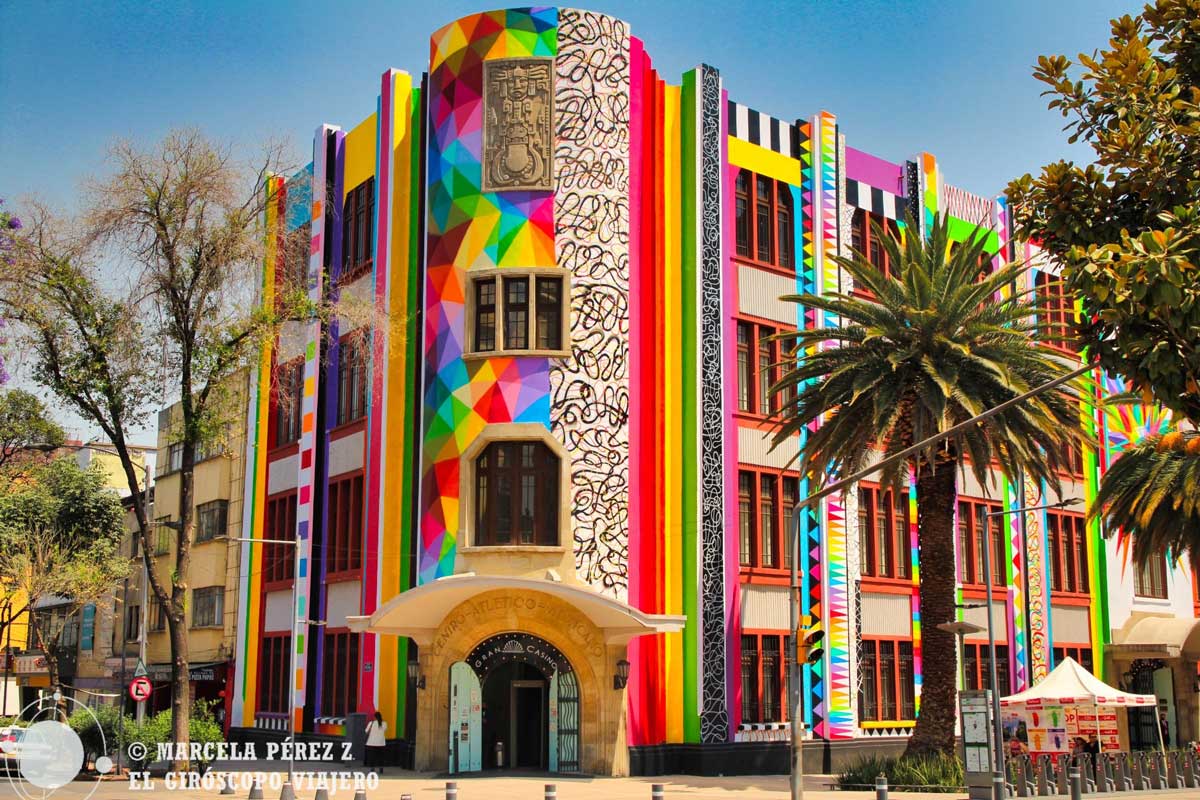 Exterior del Frontón Jai Alai de Ciudad de México decorado por Okuda