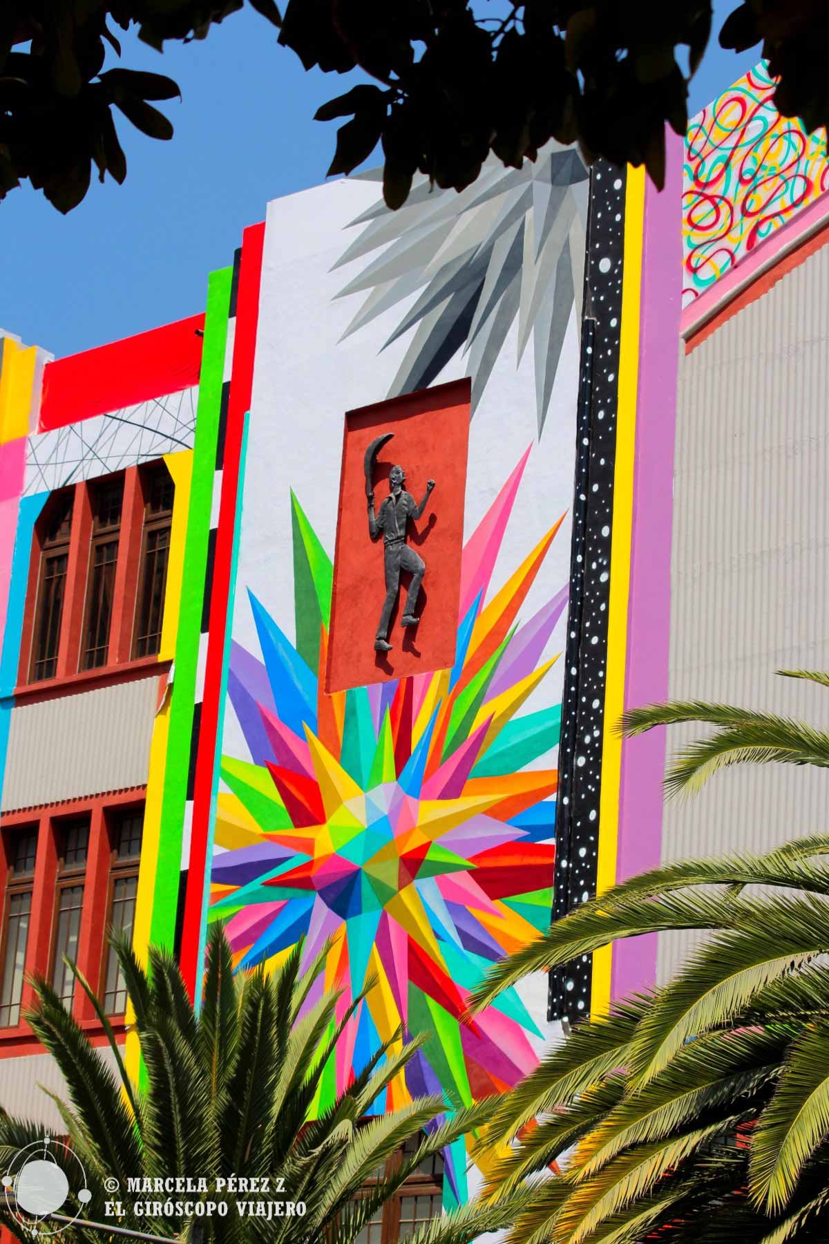 Los colores y formas de Okuda engalanando el Frontón México de CDMX