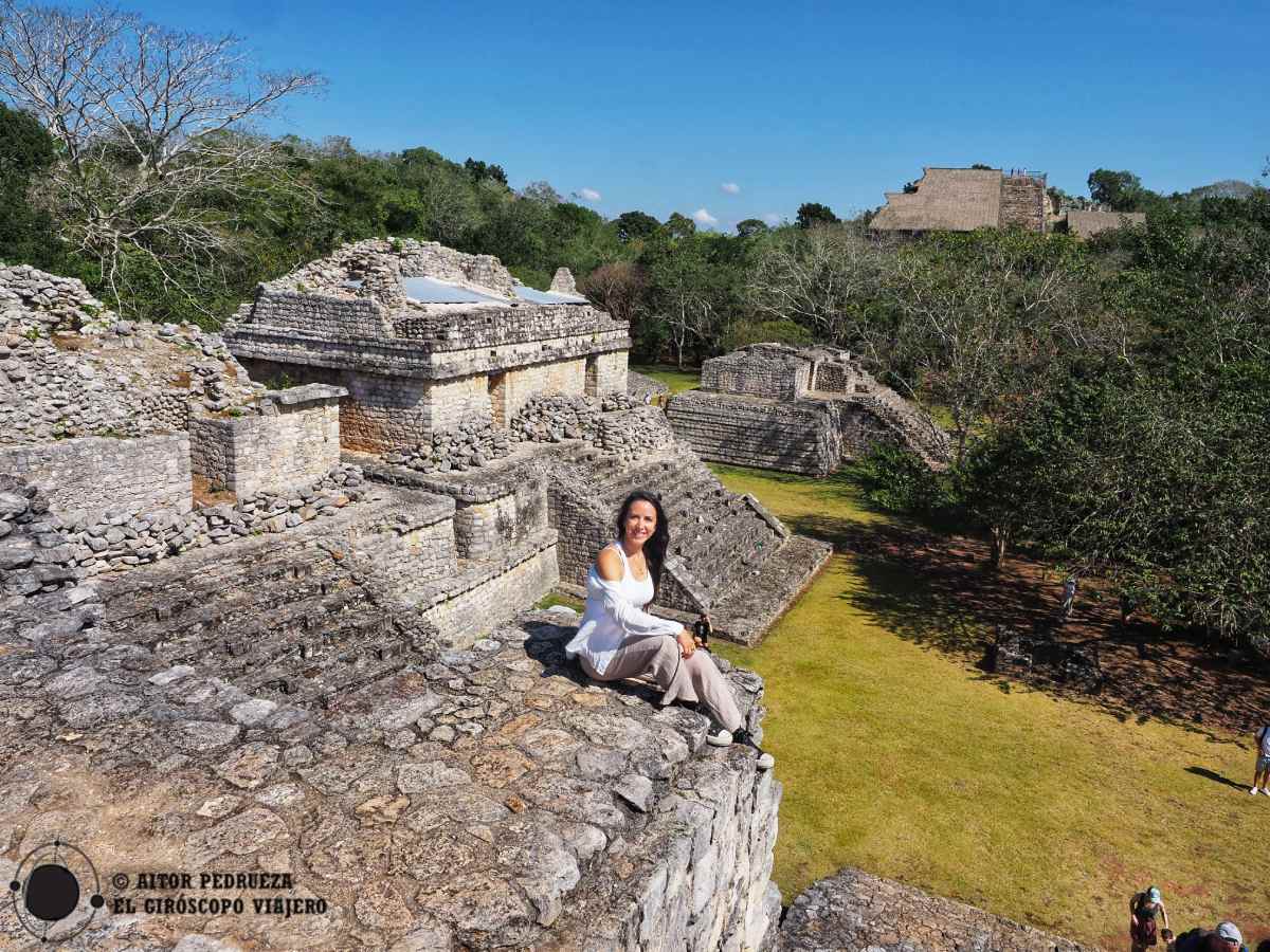 Vista de las dos pirámides gemelas de Ek Balam desde lo alto del Palacio Oval