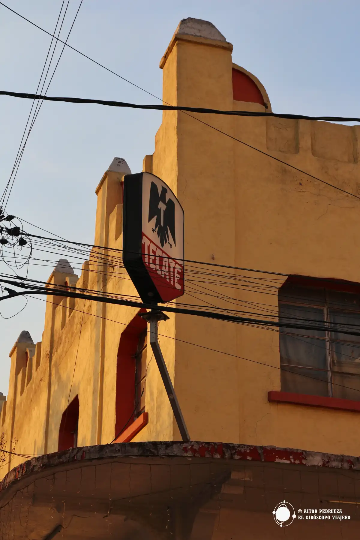 Detalle de uno de los edificios de la Colonia Industrial