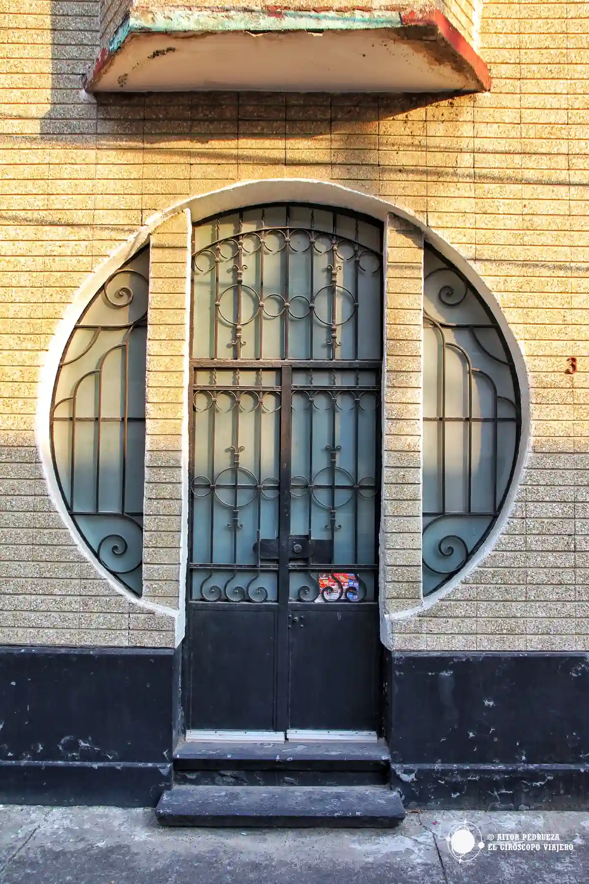 Puerta en estilo Art Decó en la Colonia Industrial